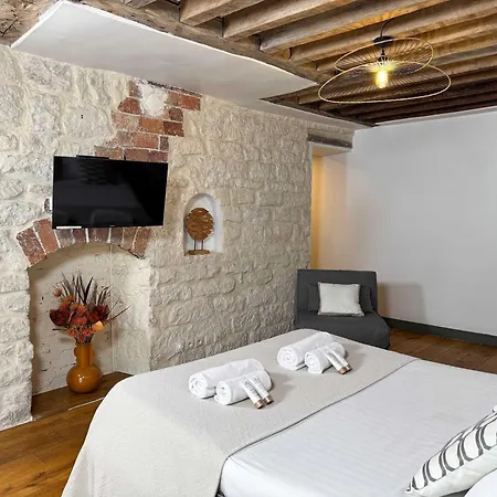 Unique Authentic In Le Marais باريس