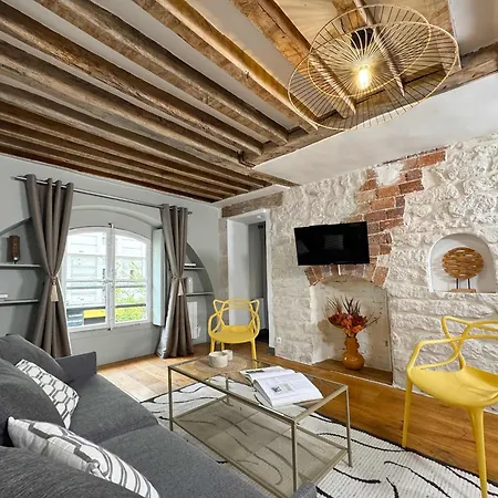 Unique Authentic In Le Marais Apartment
