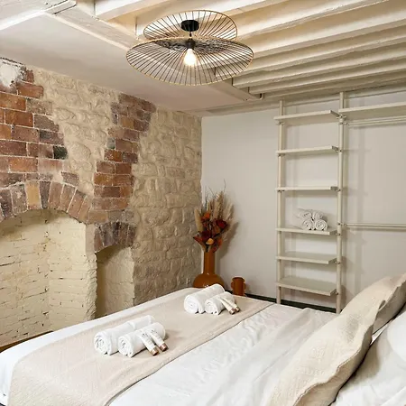Unique Authentic In Le Marais باريس