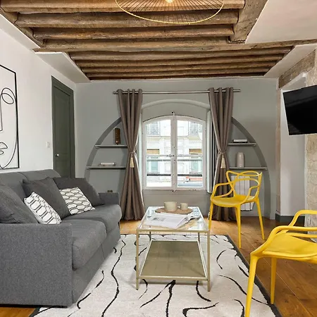Unique Authentic In Le Marais *